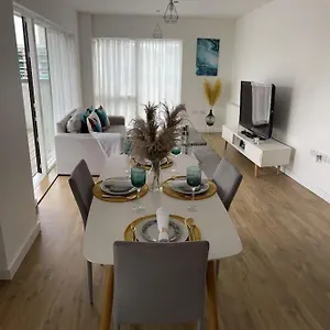 Contemporary Urban Retreat, 2-bedroom Haven By City Airport Apartment
